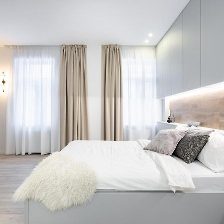 Four Bedroom Apartment, Old Town Бухарест Экстерьер фото