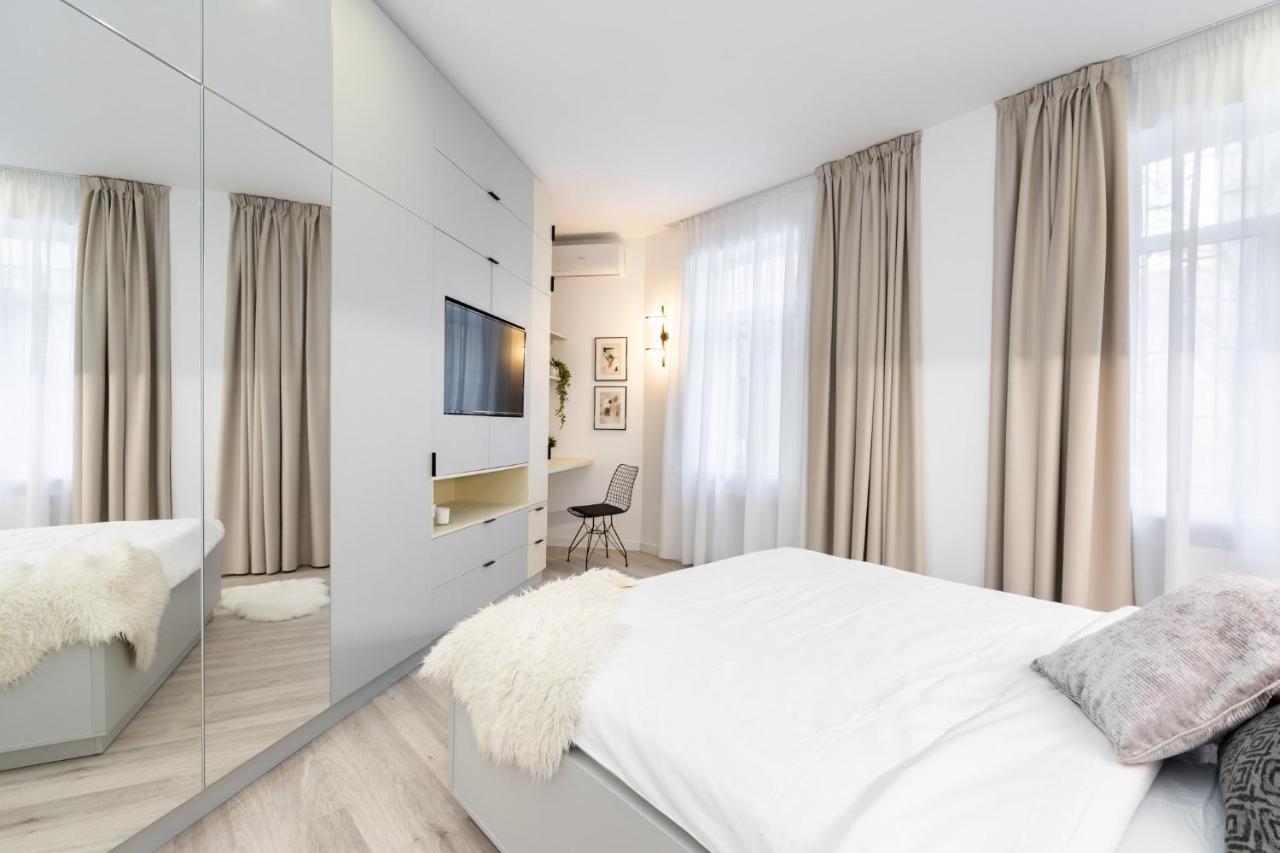 Four Bedroom Apartment, Old Town Бухарест Экстерьер фото
