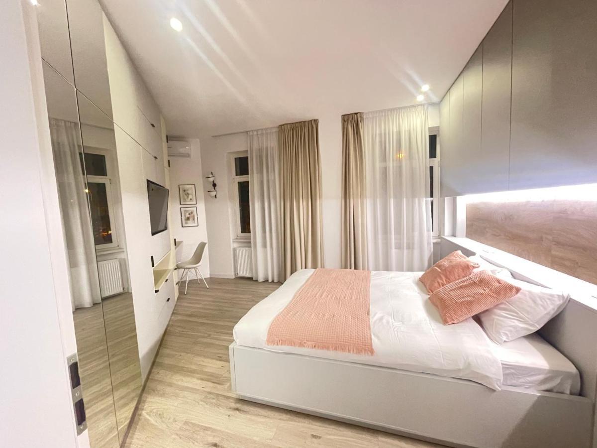 Four Bedroom Apartment, Old Town Бухарест Экстерьер фото